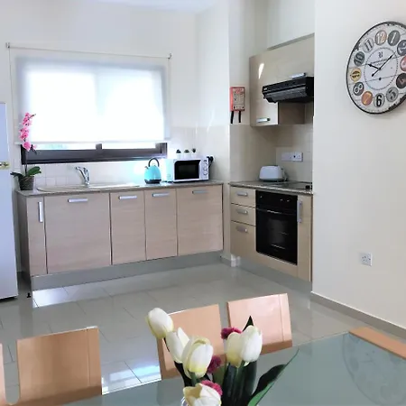 Kyklades & Appartamento Paralimni